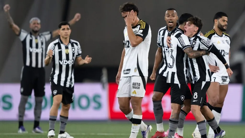 Jogadores do Atlético lamentam gol do Botafogo. Foto: Jorge Rodrigues/AGIF