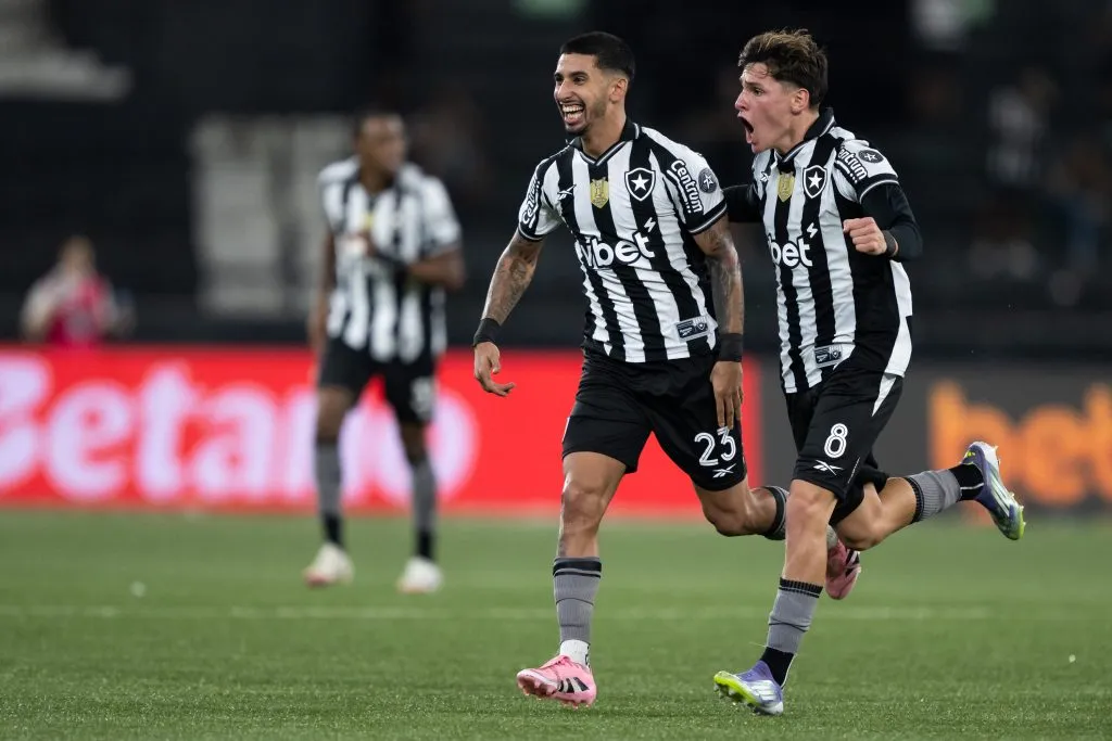 Santi Rodriguez jogador do Botafogo comemora seu gol com Montoro jogador da sua equipe durante partida contra o Atletico-MG no estadio Engenhao pelo campeonato Brasileiro A 2025. Foto: Jorge Rodrigues/AGIF