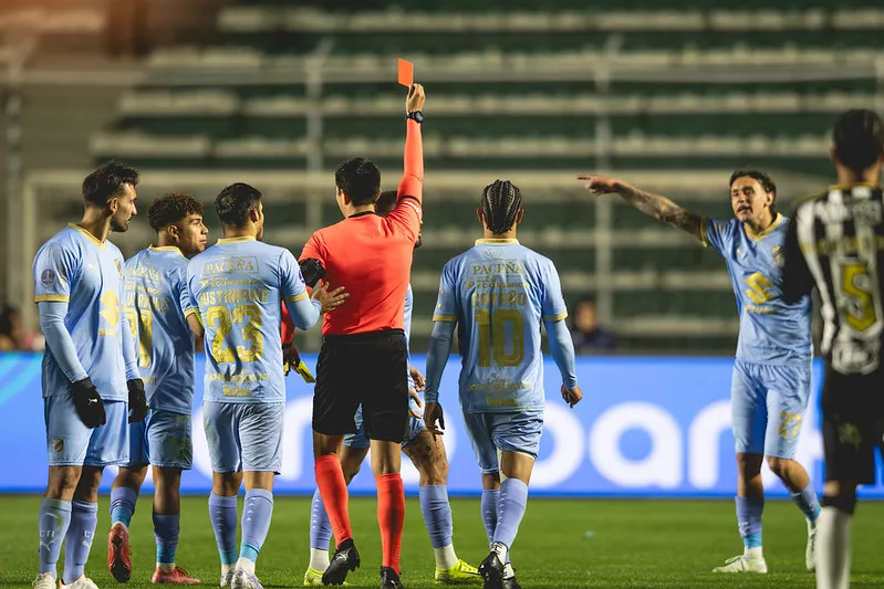Contra o Bolívar, Galo vencia no momento da expulsão de atleta rival (Foto: Pedro Souza / Atlético)