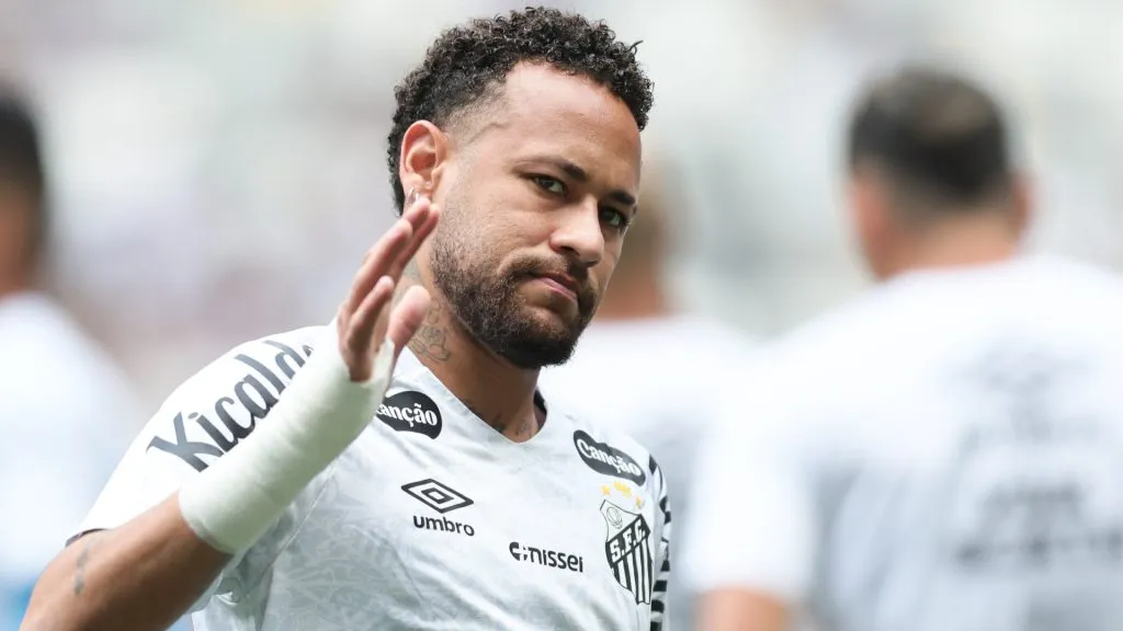 Neymar durante aquecimento antes da partida contra o Atlético-MG – Foto: Gilson Lobo/AGIF