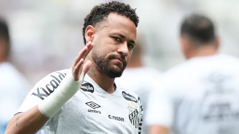 Neymar durante aquecimento antes da partida contra o Atlético-MG - Foto: Gilson Lobo/AGIF