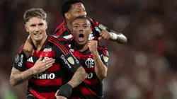 Varela jogador do Flamengo comemora seu gol com De la Cruz jogador da sua equipe durante partida contra o Estudiantes no estadio Maracana pelo campeonato Copa Libertadores 2025. Foto: Jorge Rodrigues/AGIF