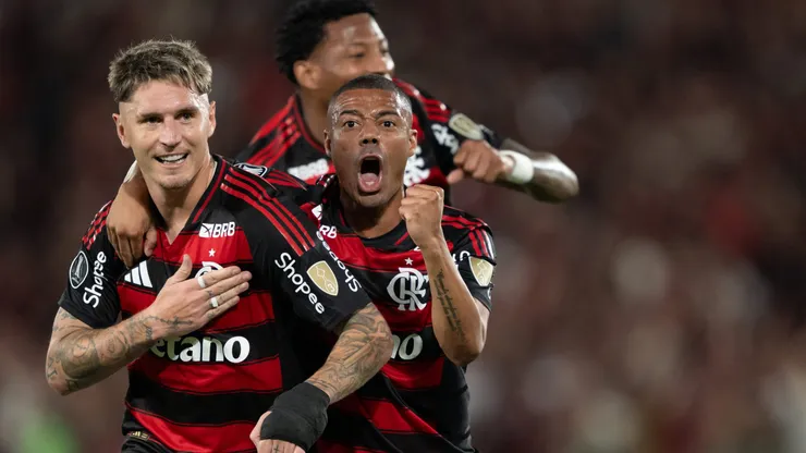 Varela jogador do Flamengo comemora seu gol com De la Cruz jogador da sua equipe durante partida contra o Estudiantes no estadio Maracana pelo campeonato Copa Libertadores 2025. Foto: Jorge Rodrigues/AGIF