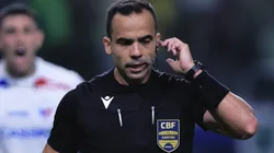 Alex Stefano ouvindo o VAR durante partida entre Palmeiras e Fortaleza, no Allianz Parque, pelo Brasileirão.