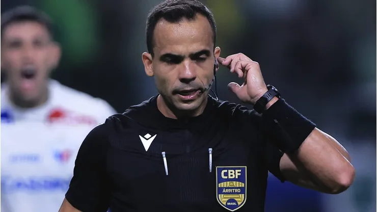 Alex Stefano ouvindo o VAR durante partida entre Palmeiras e Fortaleza, no Allianz Parque, pelo Brasileirão.