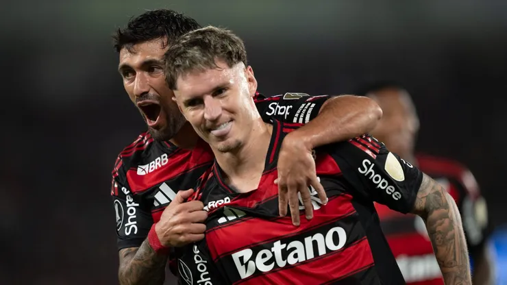 Luiz Araújo e Arrascaeta se destacam em 2025 com a camisa do Flamengo. Foto: Jorge Rodrigues/AGIF.