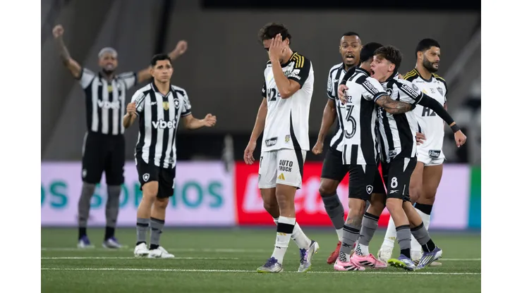 RJ - RIO DE JANEIRO - 20/09/2025 - BRASILEIRO A 2025, BOTAFOGO X ATLETICO-MG - Santi Rodriguez jogador do Botafogo comemora seu gol com Montoro jogador da sua equipe durante partida contra o Atletico-MG no estadio Engenhao pelo campeonato Brasileiro A 2025. Foto: Jorge Rodrigues/AGIF