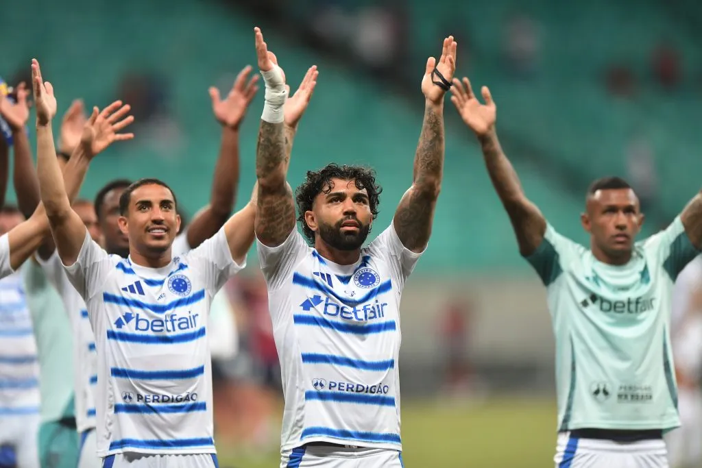 Jogadores do Cruzeiro comemoram vitoria ao final da partida contra o Bahia no estadio Arena Fonte Nova pelo campeonato Brasileiro A 2025. Foto: Jhony Pinho/AGIF
