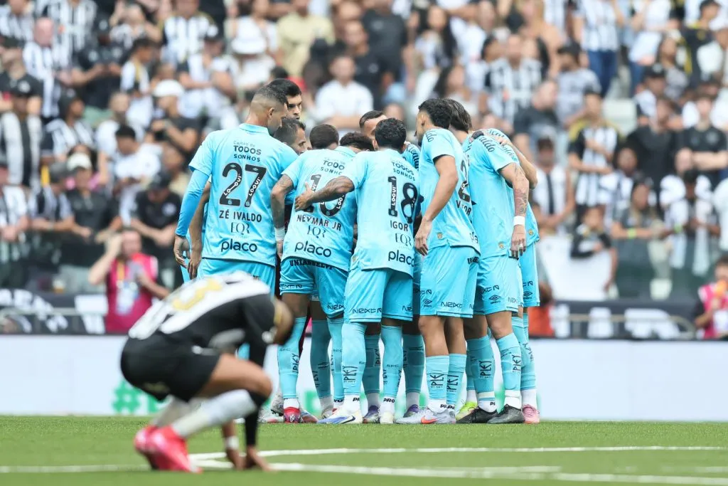 Jogadores do Santos durante entrada em campo para partida contra o Atletico-MG no estadio Arena MRV pelo campeonato Brasileiro A 2025. Foto: Gilson Lobo/AGIF