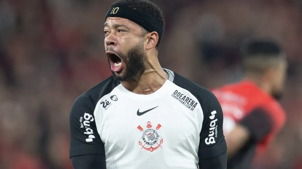 Memphis Depay reclamando. Foto: Hedeson Alves/AGIF