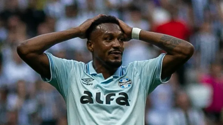 Edenílson em ação durante jogo contra o Atlético-MG