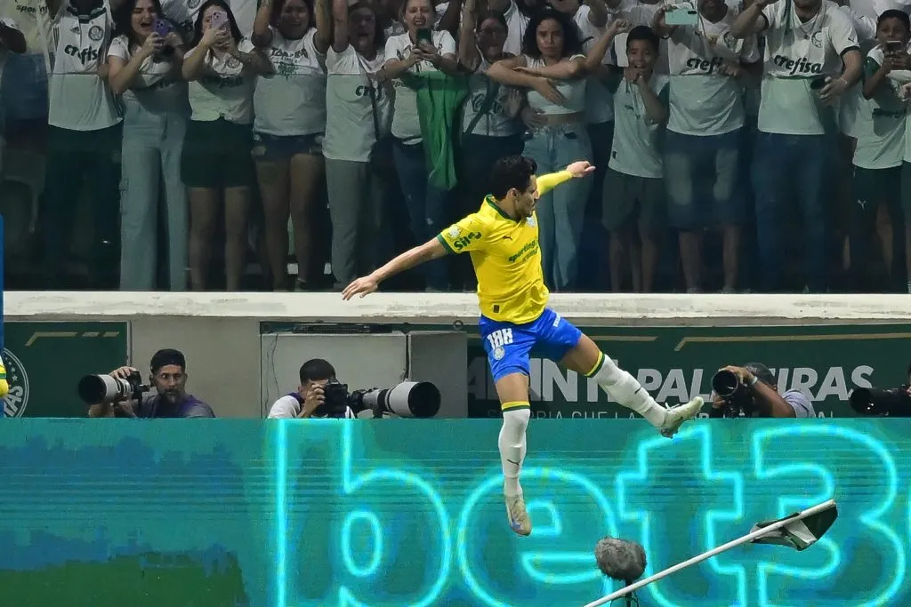 Raphael Veiga comemora seu gol pelo Palmeiras. Foto: Jota Erre/AGIF