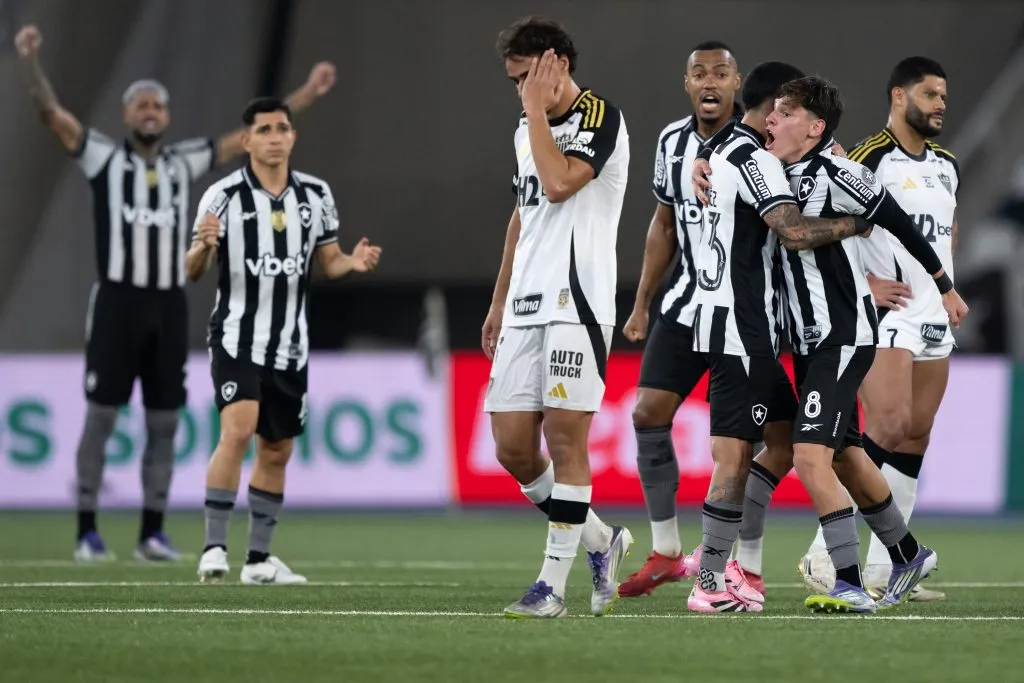 RJ – RIO DE JANEIRO – 20/09/2025 – BRASILEIRO A 2025, BOTAFOGO X ATLETICO-MG – Santi Rodriguez jogador do Botafogo comemora seu gol com Montoro jogador da sua equipe durante partida contra o Atletico-MG no estadio Engenhao pelo campeonato Brasileiro A 2025. Foto: Jorge Rodrigues/AGIF