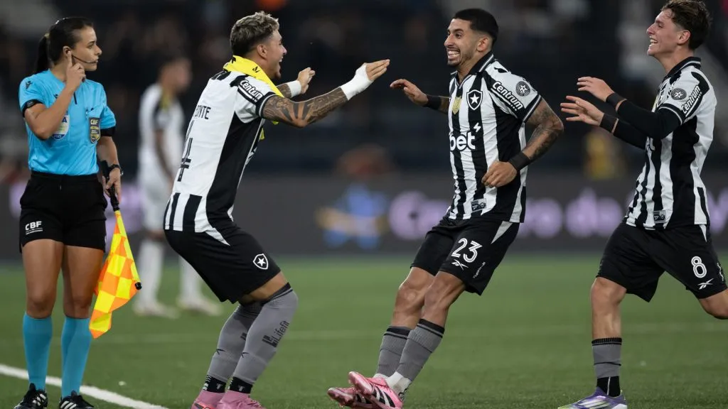 Santi Rodriguez jogador do Botafogo comemora seu gol com Montoro jogador da sua equipe durante partida contra o Atletico-MG no estadio Engenhao pelo campeonato Brasileiro A 2025. Foto: Jorge Rodrigues/AGIF