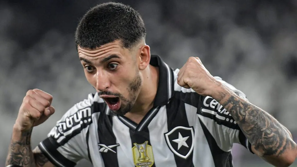Santi Rodriguez jogador do Botafogo durante partida contra o Atletico-MG no estadio Engenhao pelo campeonato Brasileiro A 2025. Foto: Thiago Ribeiro/AGIF