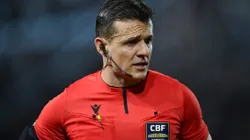 Árbitro Caio Max durante partida entre Vasco e Juventude, em São Januário, pelo Brasileirão 2024.