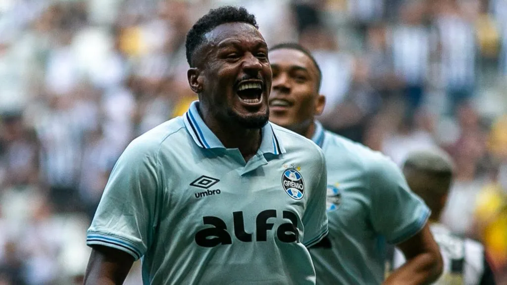 Edenílson comemorando. Foto: Fernando Moreno/AGIF