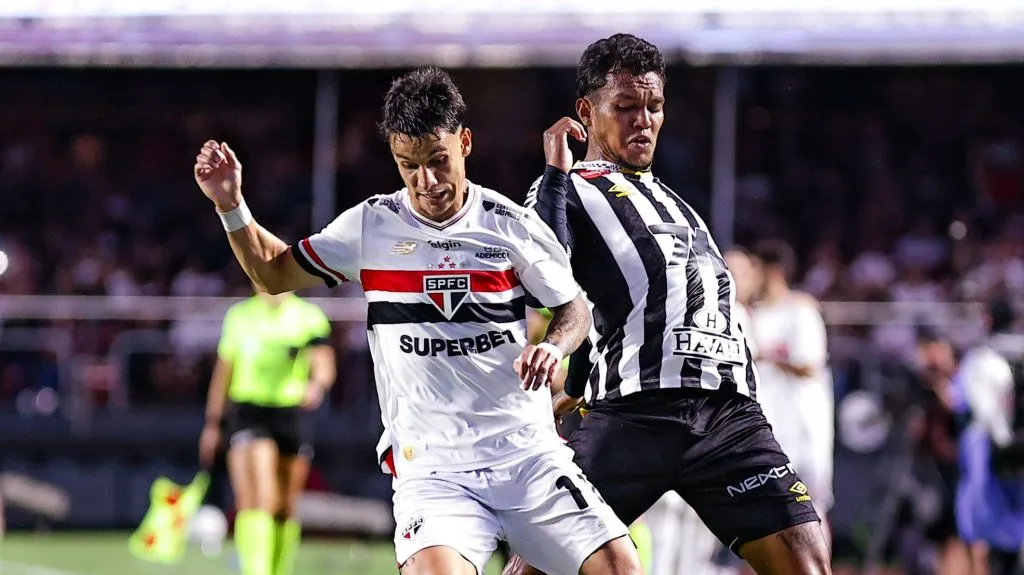 Ferreira jogador do São Paulo durante partida contra o Santos no  Morumbi pelo Campeonato Brasileiro Série A de 2025. Foto: Fabio Giannelli/AGIF