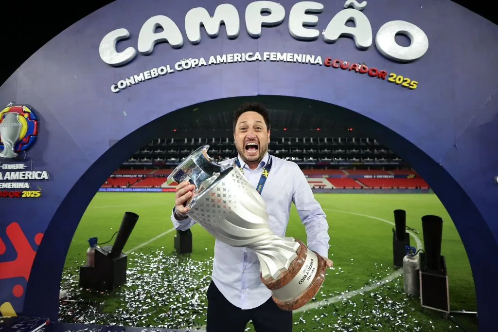 Arthur Elias em conquista da Copa América. Foto: Lívia Villas Boas/CBF