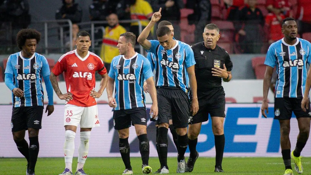Carlos Vinicius jogador do Gremio comemora seu gol com jogadores do seu time durante partida contra o Internacional no estadio Beira-Rio pelo campeonato Brasileiro A 2025. Foto: Maxi Franzoi/AGIF