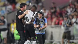 Robert Renan, jogador do Vasco recebe atendimento medico durante partida contra o Flamengo no estadio Maracana pelo campeonato Brasileiro A 2025.