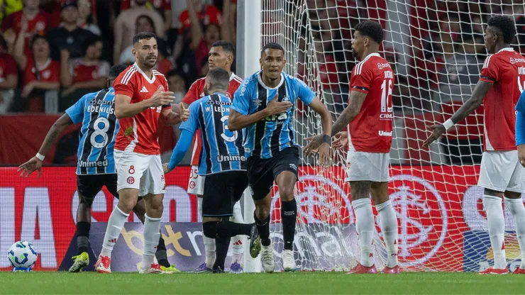 Os dois primeiros gols do Grêmio foram marcados na bola aérea, o segundo do André Henrique.