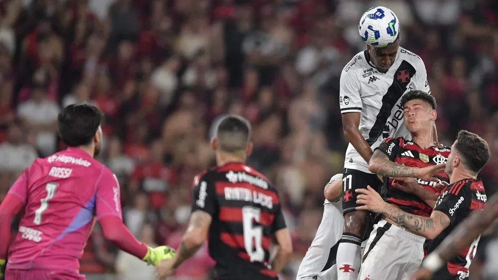 Rayan jogador do Vasco durante partida contra o Flamengo no estadio Maracana pelo campeonato Brasileiro A 2025. Foto: Thiago Ribeiro/AGIF