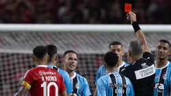 Arthur levou vermelho direto após revisão do lance no VAR.