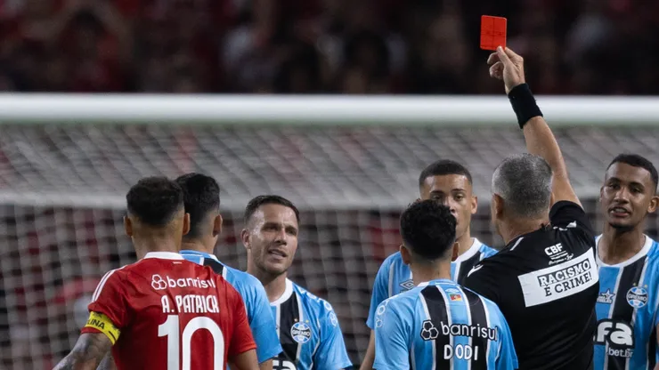 Arthur levou vermelho direto após revisão do lance no VAR.