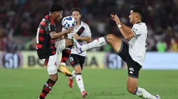 Lucas Oliveira (Vasco), comete falta em Plata, no clássico Fla-Flu