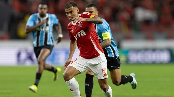 Alan Patrick, jogador do Internacional durante partida contra o Gremio no estadio Beira-Rio pelo campeonato Brasileiro A 2025
