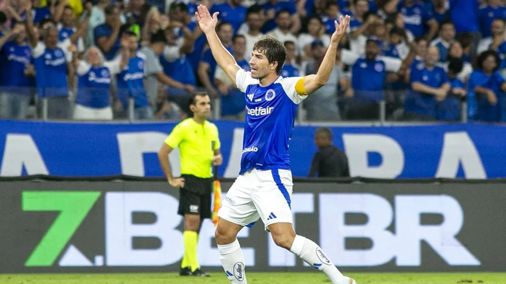 Lucas Silva, jogador do Cruzeiro, comemora seu gol durante partida contra o Bragantino no estadio Mineirao pelo campeonato Brasileiro A 2025. Foto: Fernando Moreno/AGIF