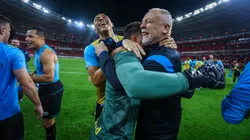 Mano Menezes comemora vitória no Gre-Nal abraçando Tiago Volpi.