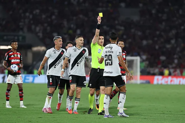 Lucas Oliveira, jogador do Vasco leva cartão após falta em Plata do Flamengo  no Maracan. Foto:Wagner Meier/Getty Images