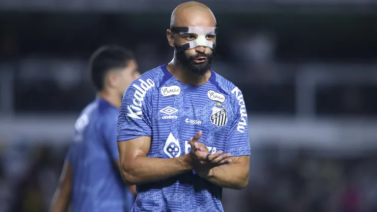Thaciano, jogador do Santos, durante aquecimento antes da partida contra o Palmeiras no estadio Vila Belmiro pelo campeonato Paulista 2025. Foto: Reinaldo Campos/AGIF