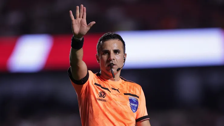 SP - SAO PAULO - 27/05/2025 - COPA LIBERTADORES 2025, SAO PAULO X TALLERES - O arbitro Piero Maza durante partida entre Sao Paulo e Talleres no estadio Morumbi pelo campeonato Copa Libertadores 2025. Foto: Ettore Chiereguini/AGIF