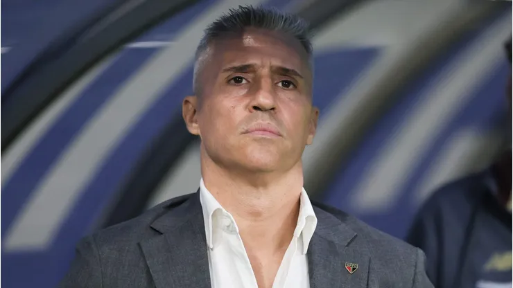 MG - BELO HORIZONTE - 30/08/2025 - BRASILEIRO A 2025, CRUZEIRO X SAO PAULO - Hernan Crespo tecnico do Sao Paulo durante partida contra o Cruzeiro no estadio Mineirao pelo campeonato Brasileiro A 2025. Foto: Gilson Lobo/AGIF