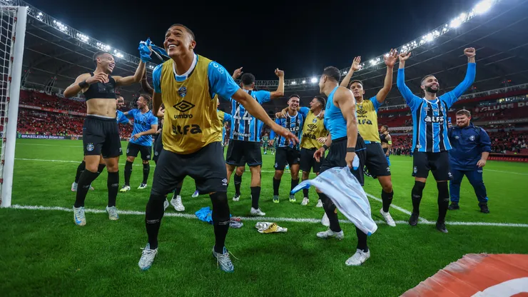 Jogadores do Grêmio fizeram festa após vitória do Beira-Rio.