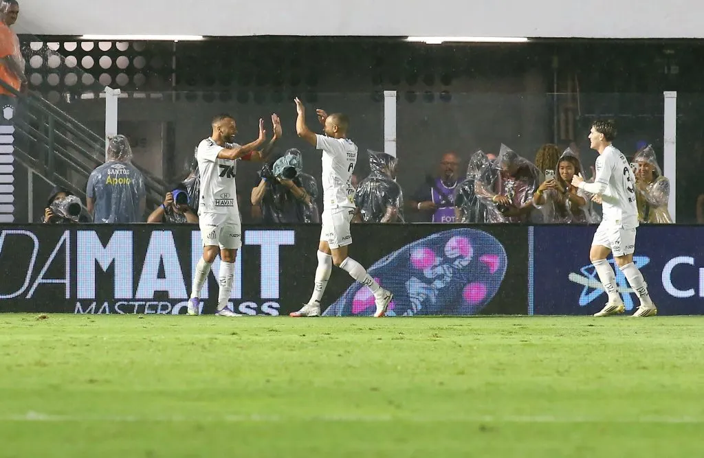 Guilherme, jogador do Santos comemora seu gol durante partida contra o Sao Paulo no estadio Vila Belmiro pelo campeonato Brasileiro A 2025. Foto: Mauricio De Souza/AGIF