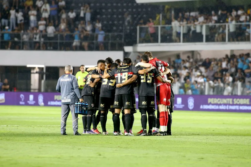 Jogadores do Sao Paulo durante entrada em campo para partida contra o Santos no estadio Vila Belmiro pelo campeonato Brasileiro A 2025. Foto: Mauricio De Souza/AGIF