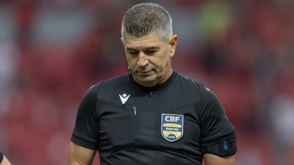 RS – PORTO ALEGRE – 21/09/2025 – BRASILEIRO A 2025, INTERNACIONAL X GREMIO – O arbitro Marcelo de Lima Henrique durante partida entre Internacional e Gremio no estadio Beira-Rio pelo campeonato Brasileiro A 2025. Foto: Liamara Polli/AGIF