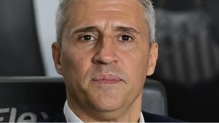 Crespo durante partida entre Santos e São Paulo, na Vila Belmiro, pelo Brasileirão.