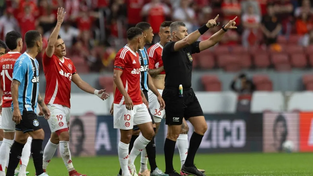 RO arbitro Marcelo de Lima Henrique faz sinal de consulta ao VAR (recurso de video) durante partida entre Internacional e Gremio no estadio Beira-Rio pelo campeonato Brasileiro A 2025. Foto: Liamara Polli/AGIF