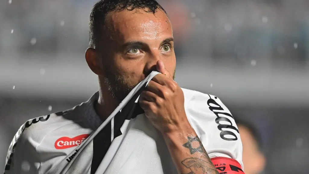 Guilherme ganha protagonismo no Santos após gol importante – Foto: Jota Erre/AGIF