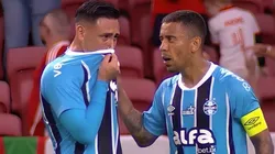 Noriega é consolado por Marcos Rocha após pênalti para o Inter no Gre-Nal 448 (Reprodução/Premiere)
