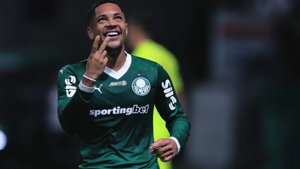 Vitor Roque comemorando pelo Palmeiras contra o Inter, pelo Brasileirão – Foto: Ettore Chiereguini/AGIF