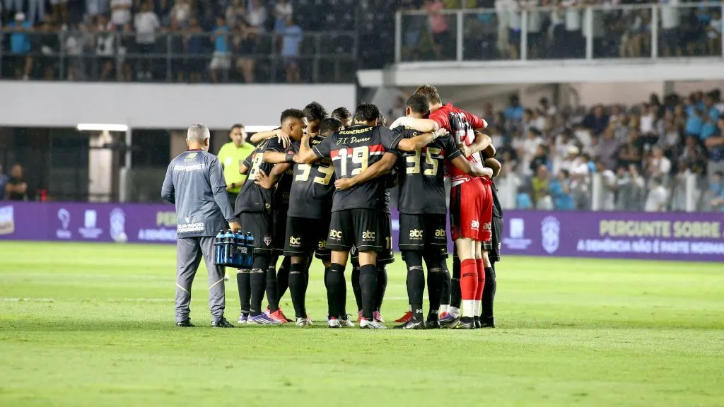 Jogadores do Sao Paulo durante entrada em campo para partida contra o Santos no estadio Vila Belmiro pelo campeonato Brasileiro A 2025. Foto: Mauricio De Souza/AGIF