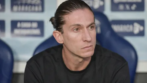 Filipe Luís no banco de reservas durante o Clássico dos Milhões - Foto: Thiago Ribeiro/AGIF