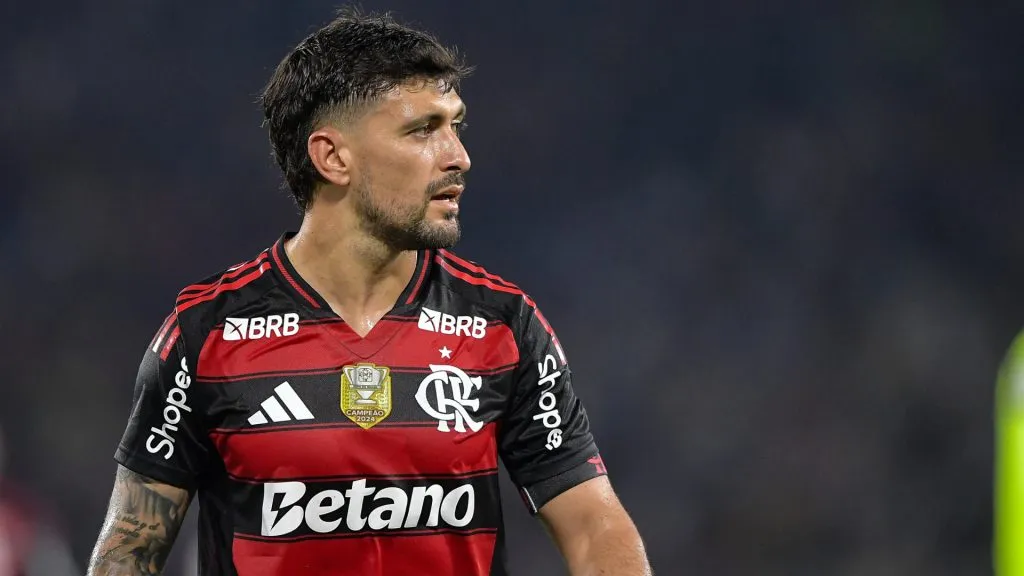 Arrascaeta em ação pelo Flamengo contra o Vasco, pelo Brasileirão – Foto: Thiago Ribeiro/AGIF