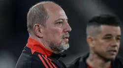 Presidente do Internacional é alvo de protestos da torcida